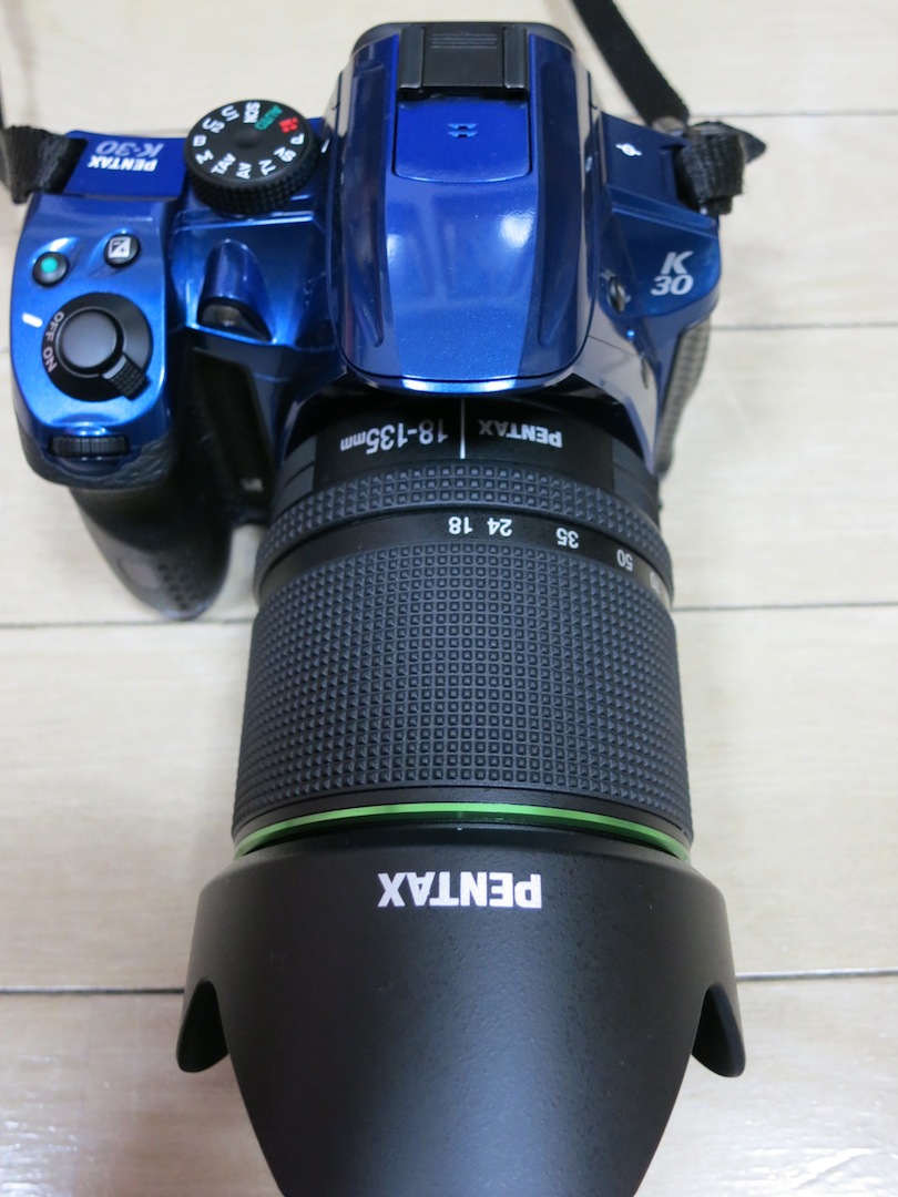 ペンタックス K30 と18-135レンズ - デジタルカメラ